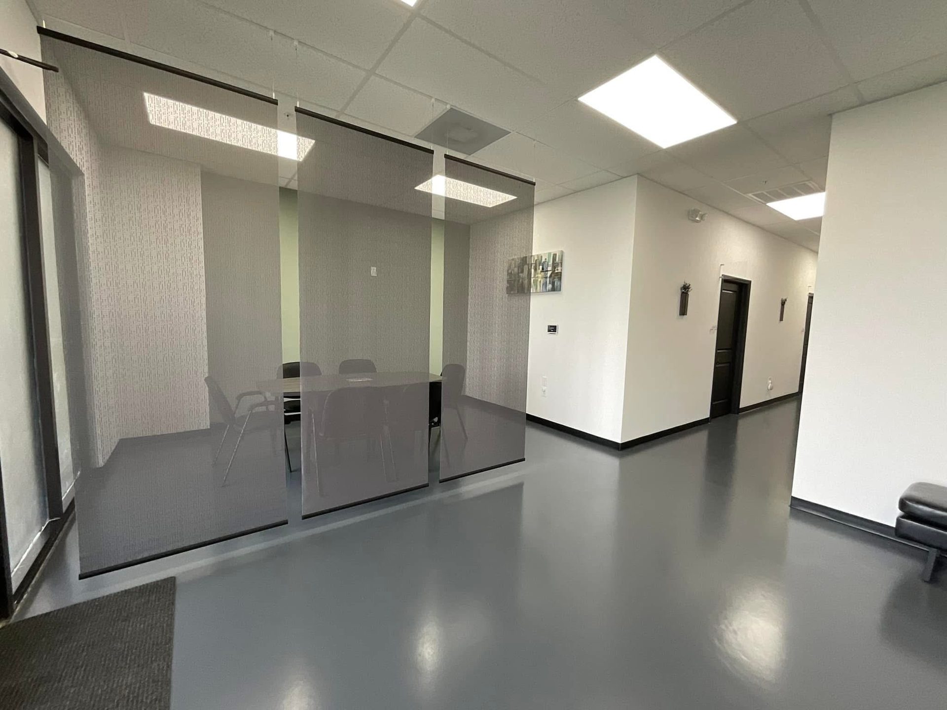 Bureaux tertiaires avec sol en résine décorative